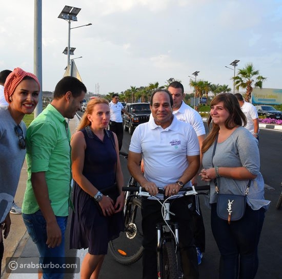 صور .. الرئيس المصري يقوم بجولة في شرم الشيخ بدراجة هوائية