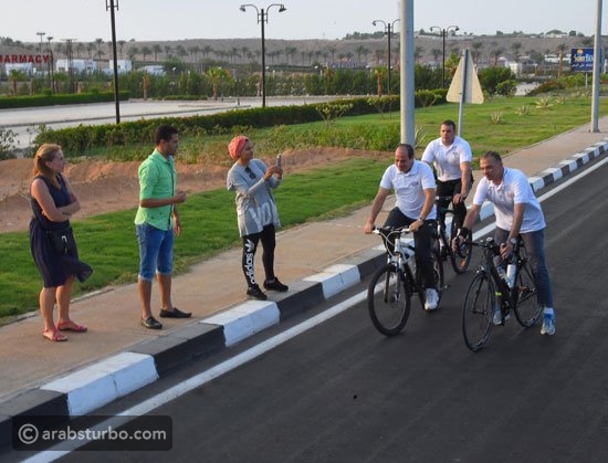 صور .. الرئيس المصري يقوم بجولة في شرم الشيخ بدراجة هوائية