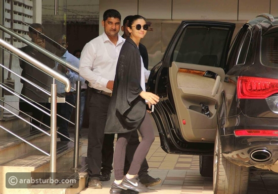 صور أجمل إطلالات الممثلة الهندية الحسناء عليا بهات مع سياراتها