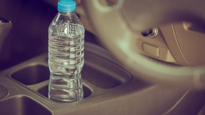  هذا ما يحدث عندما تترك زجاجة مياه في السيارة!