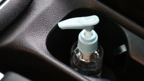 مع حلول الصيف: هل من المحتمل انفجار معقم اليدين في سيارتك؟