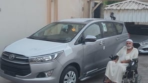 شاهد.. العم محمود يعود من جديد بصورة مع سيارته بعد الاستلام